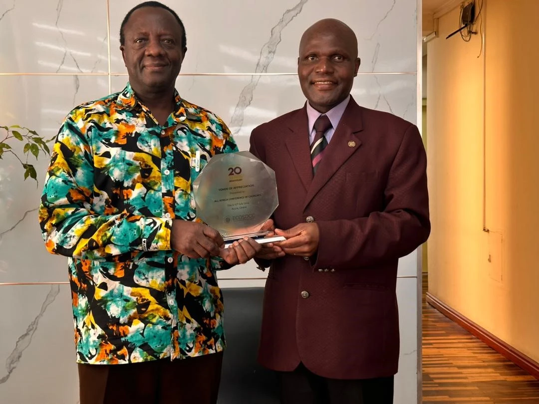 Rev.Dr. Fidon Mwombeki receiving the award from Dr. Gorden Simango